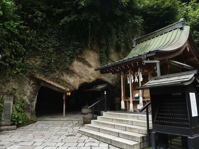 Zeniarai Benzaiten Ugafuku Shrine